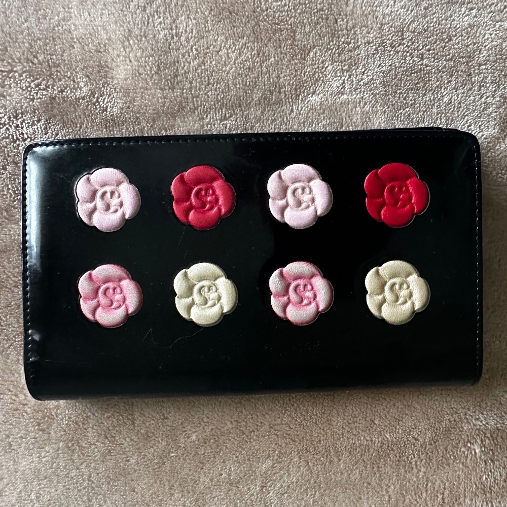 CHANEL Wallet in Patent Black Leather Camilla pink fushia & cream puffy flowers